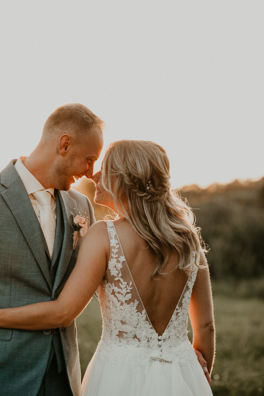 maggie in trouwjurk met haar man