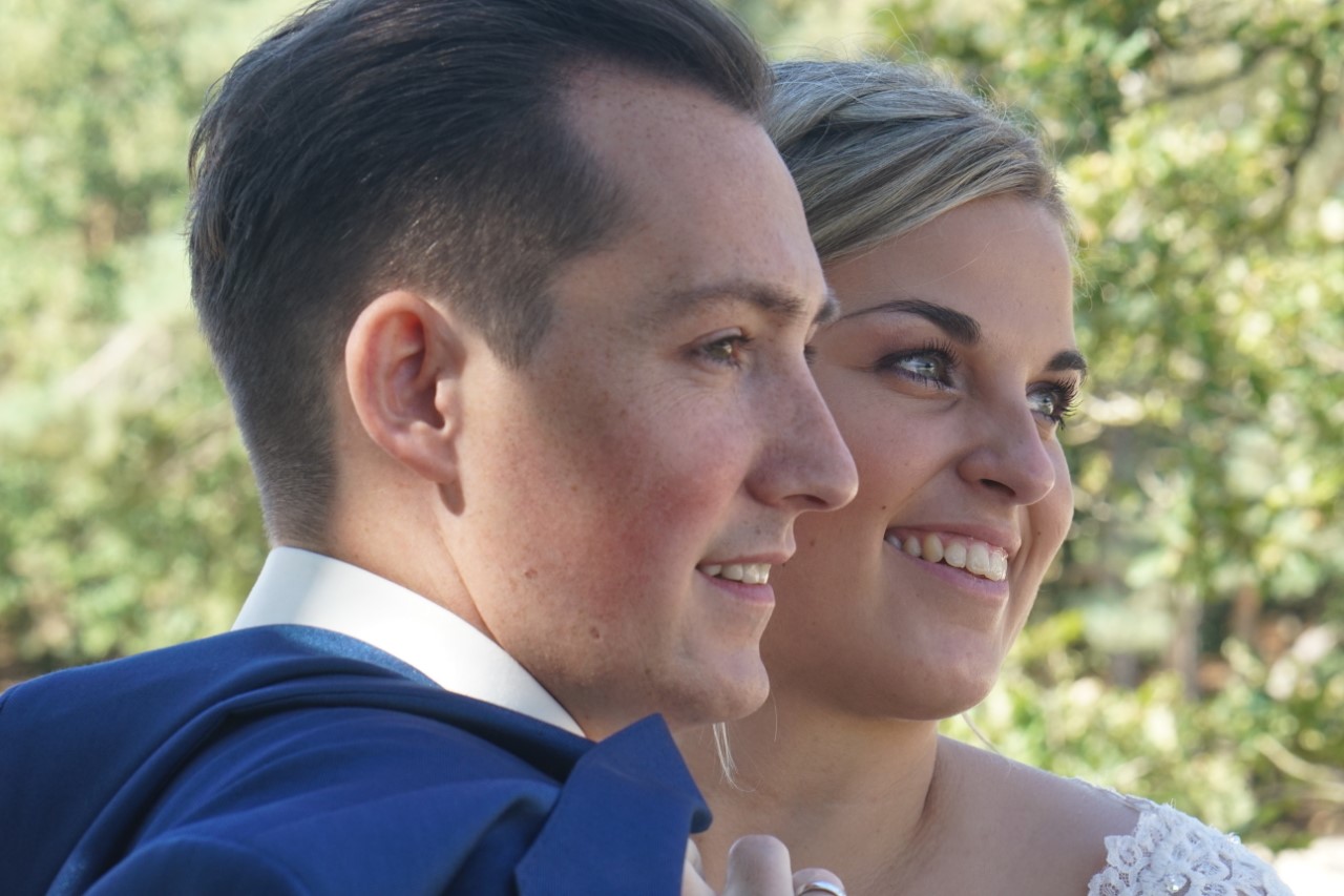 Lynn in trouwjurk van links