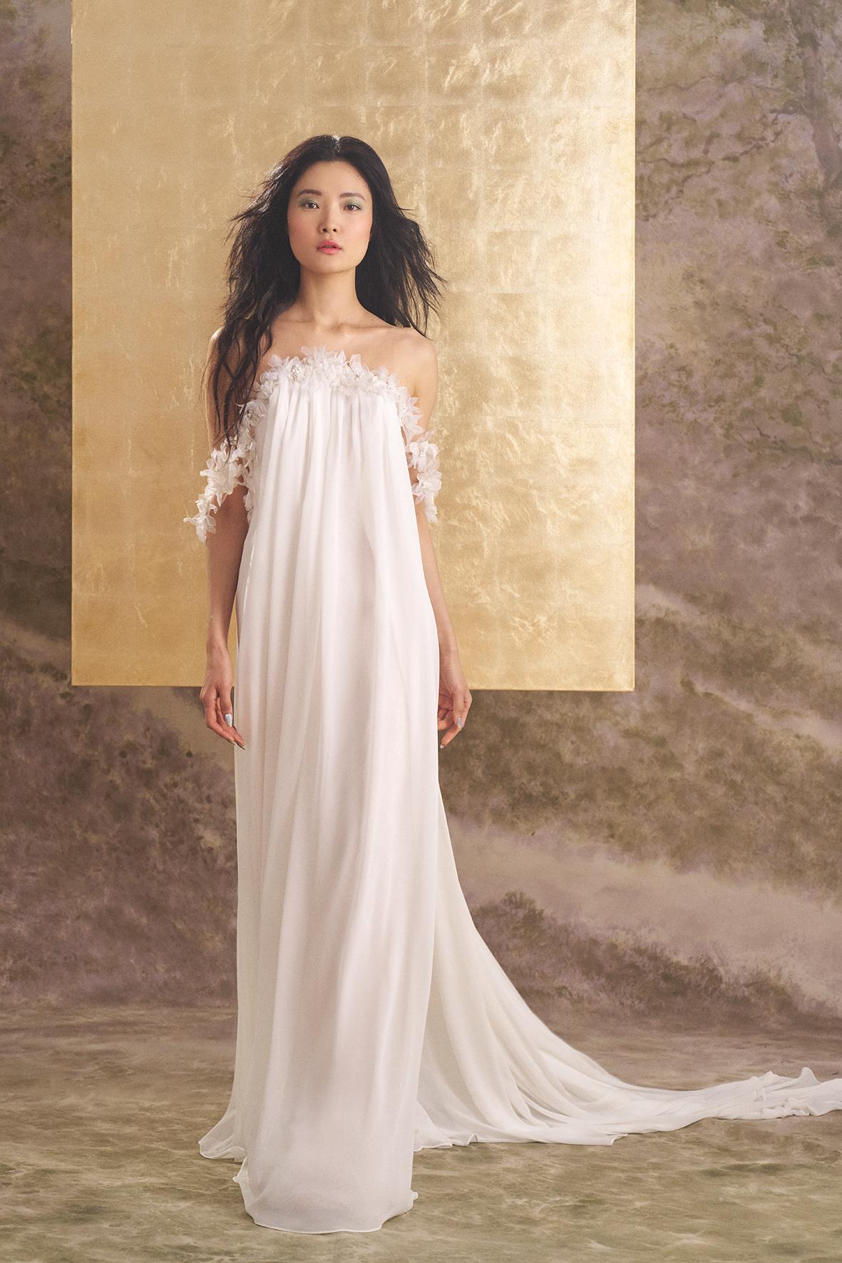 Flowy trouwjurk Lyon van Ines di Santo met 3D bloemen op de off-shoulder halslijn, vooraanzicht, exclusief bij Bruidshuis Diana.