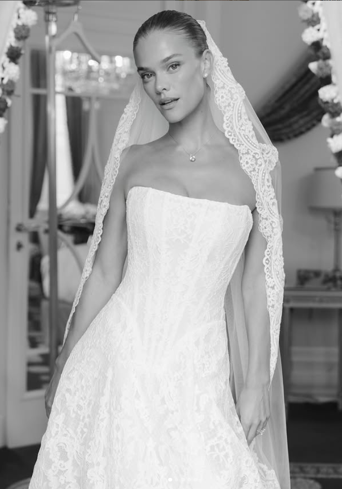 Close up van Nina Agdal in Splendid trouwjurk