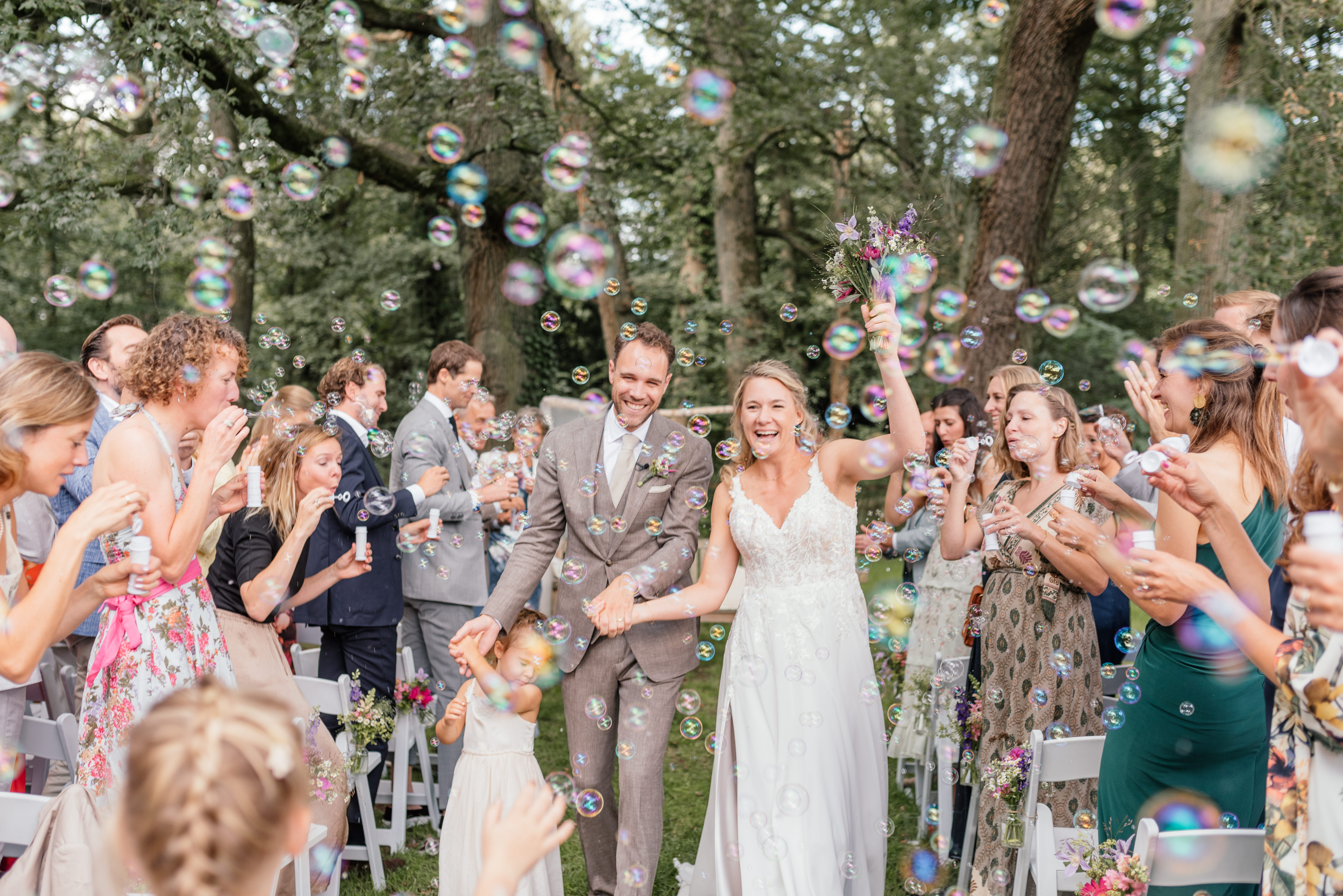 dorian in haar trouwjurk vanaf het altaar