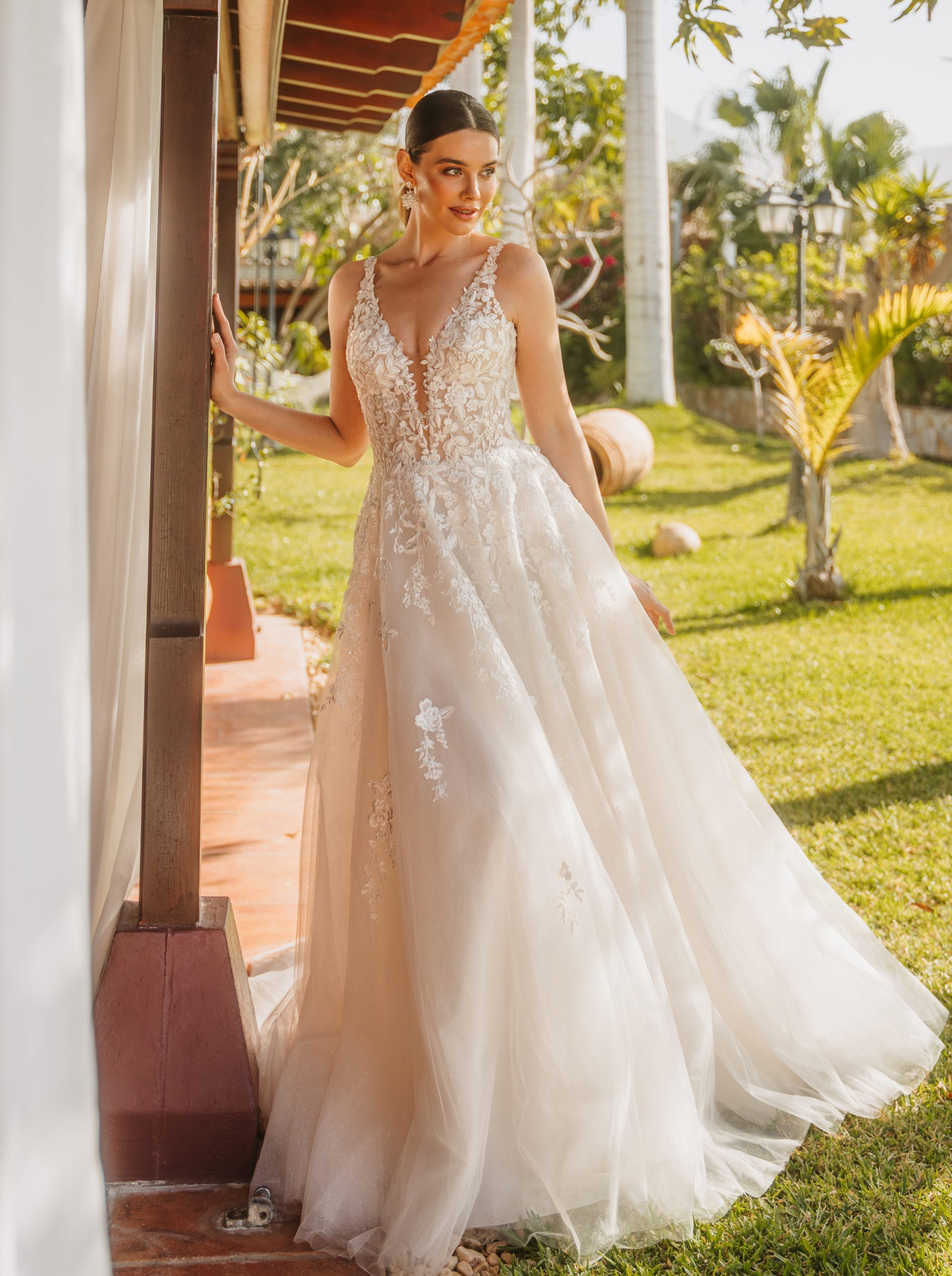 A-lijn trouwjurk 2600 van Diane Legrand met kanten V-hals lijfje en een flowy tule rok. Vooraanzicht van de bruidsjurk.