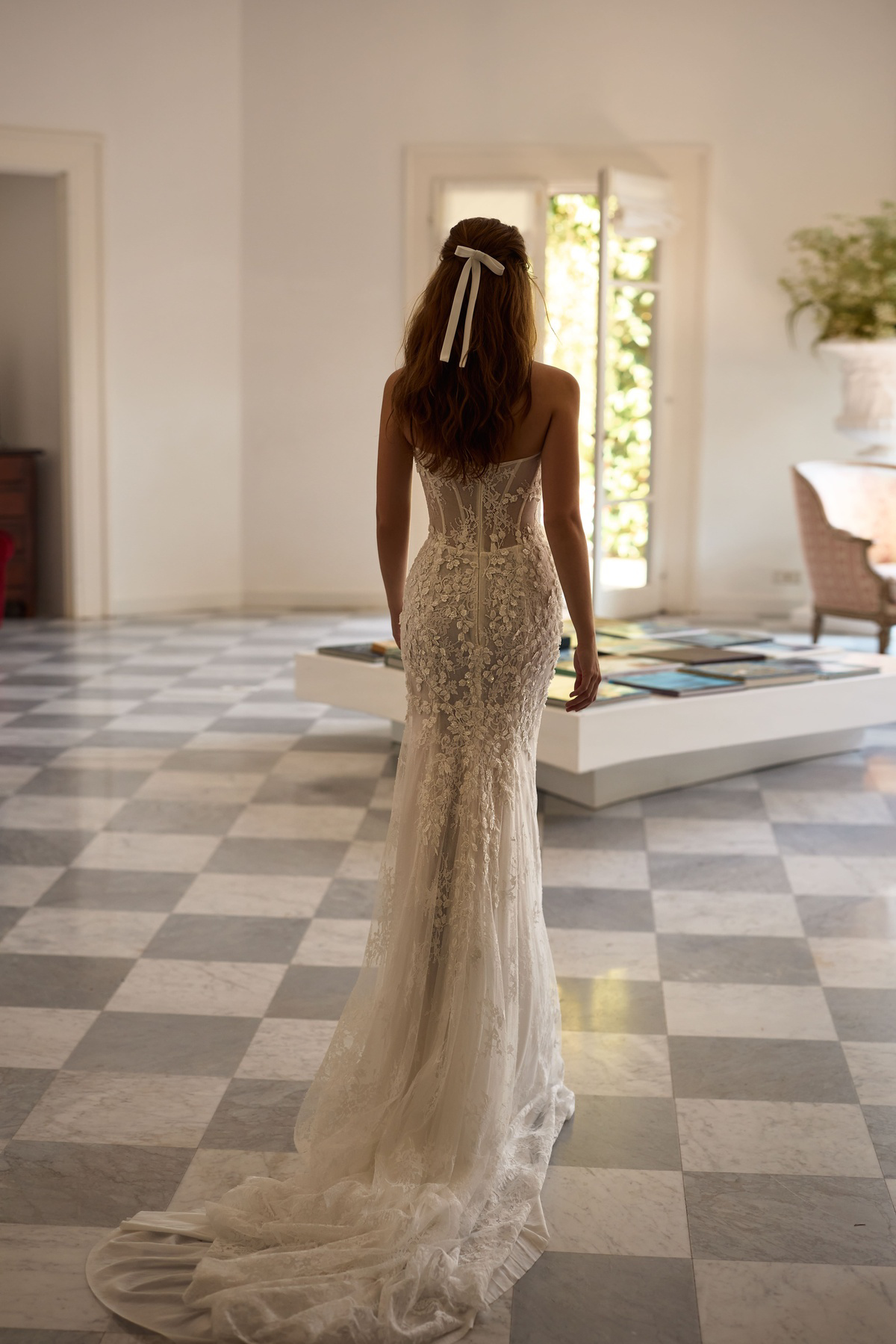 Strapless zeemeermin trouwjurk Keenley van Milla Nova LR. Achteraanzicht met see-through korsetlijfje en 3D kant.