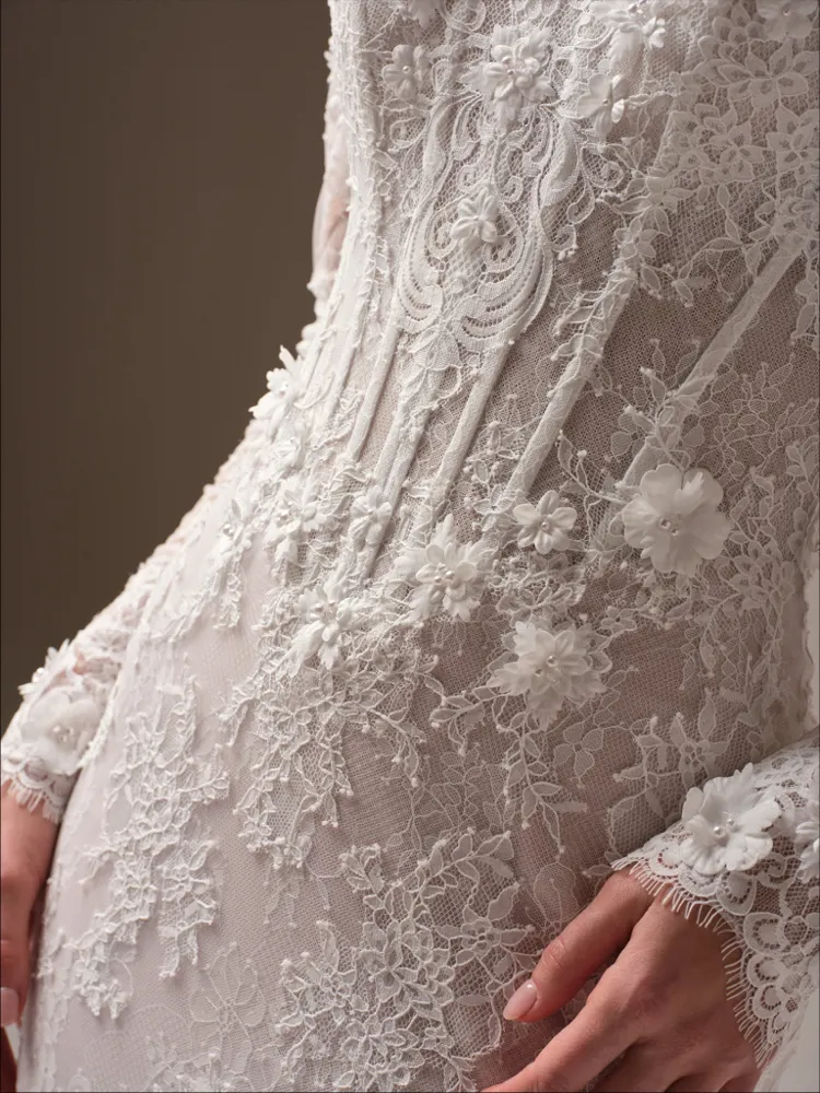 Kanten trouwjurk Takera van Maggie Sottero, close-up van het lijfje met 3D kant en zichtbare baleinen.
