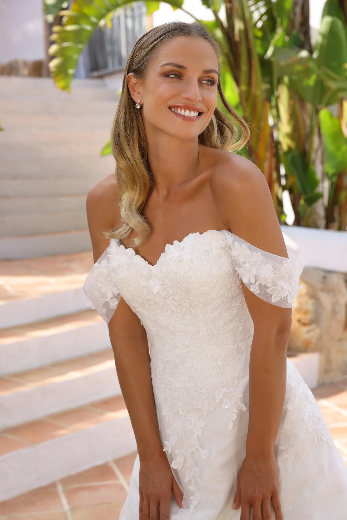 Off-shoulder trouwjurk Ariana van Azuree. Close-up van het kanten lijfje met 3D bloemen en sweetheart halslijn.