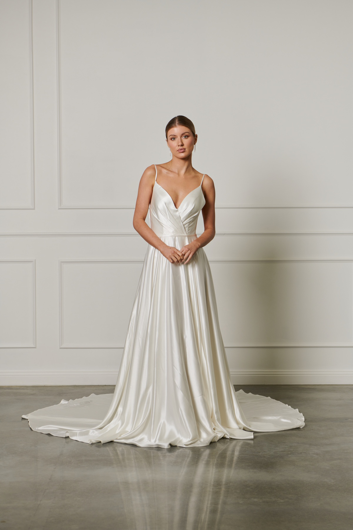 Satijnen A-lijn trouwjurk 23207 van Cizzy Bridal. Vooraanzicht van de jurk met V-hals en gedrapeerd lijfje.