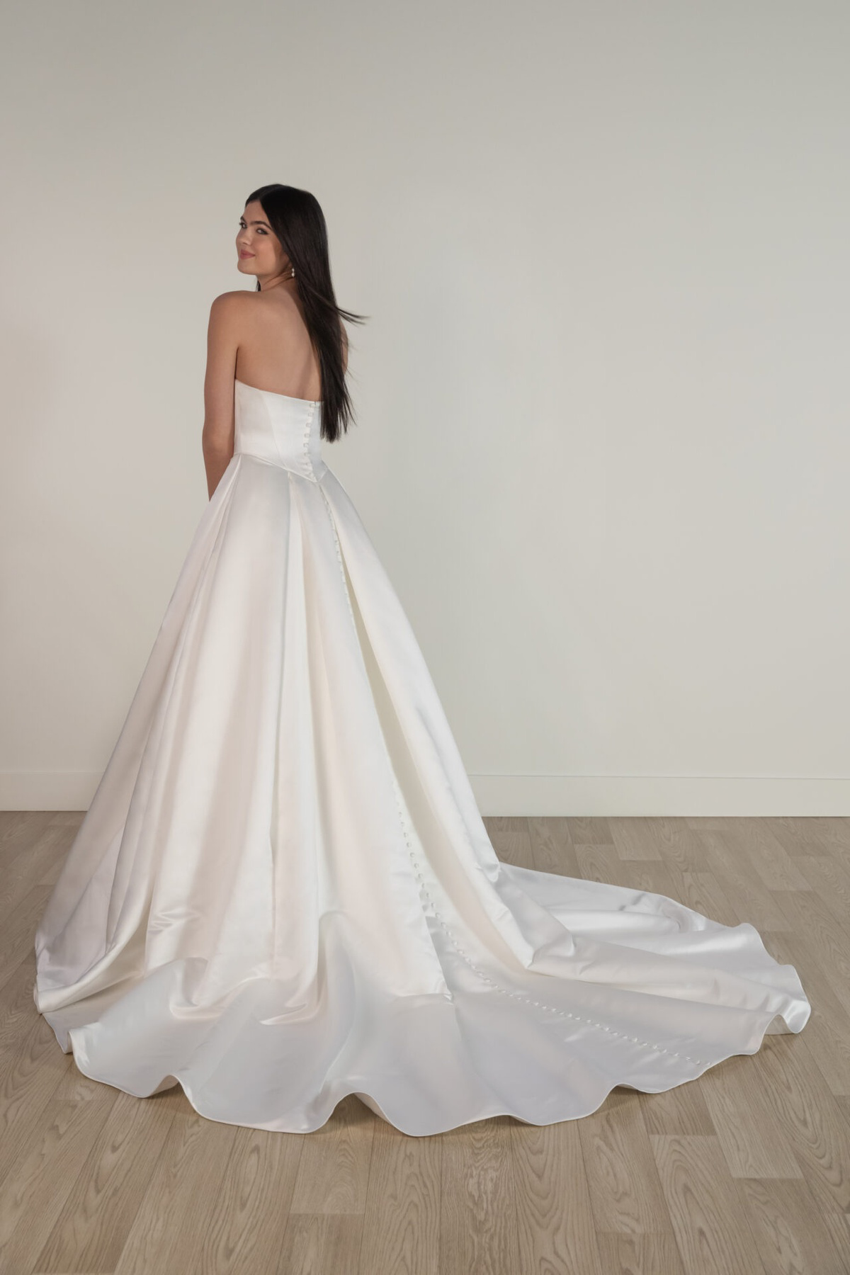 Satijnen trouwjurk 8084 van Stella York. Achteraanzicht van de strapless A-lijn jurk met picpac knoopjes en lange sleep.