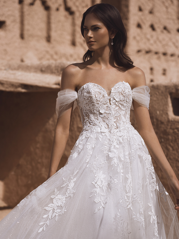 Off-shoulder A-lijn trouwjurk Taylee van Blue by Enzoani met 3D kant en sweetheart halslijn. Vooraanzicht van de bruidsjurk.