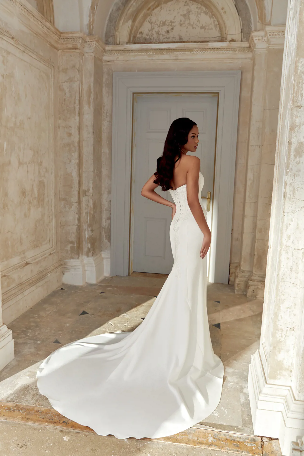 Strapless zeemeermin trouwjurk 44552 van Sincerity Bridal. Zijaanzicht van het lijfje met baleinen en de lange sleep.