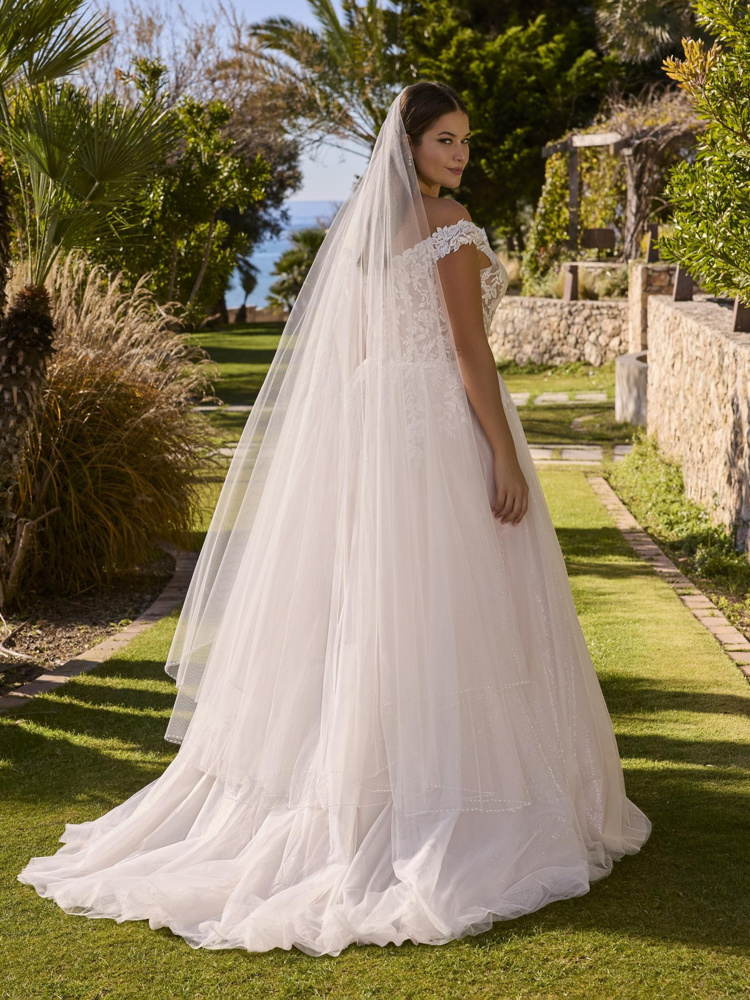 A-lijn trouwjurk Lelies van Ladybird met off-shoulder kant, achteraanzicht. Romantische bruidsjurk met een glitter tule rok.