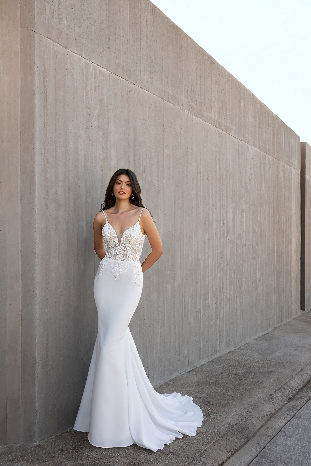 Zeemeermin trouwjurk L1170 van Orea sposa. Vooraanzicht met kanten see-through lijfje en een diepe V-hals.