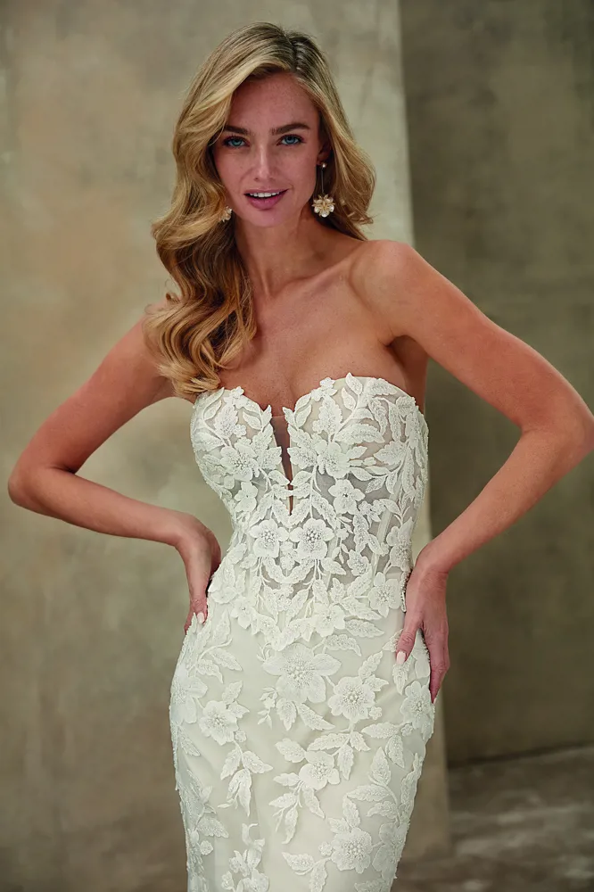 Trouwjurk met 3D kant 1538 van Demetrios. Close-up van het strapless sweetheart lijfje met diepe V-hals.