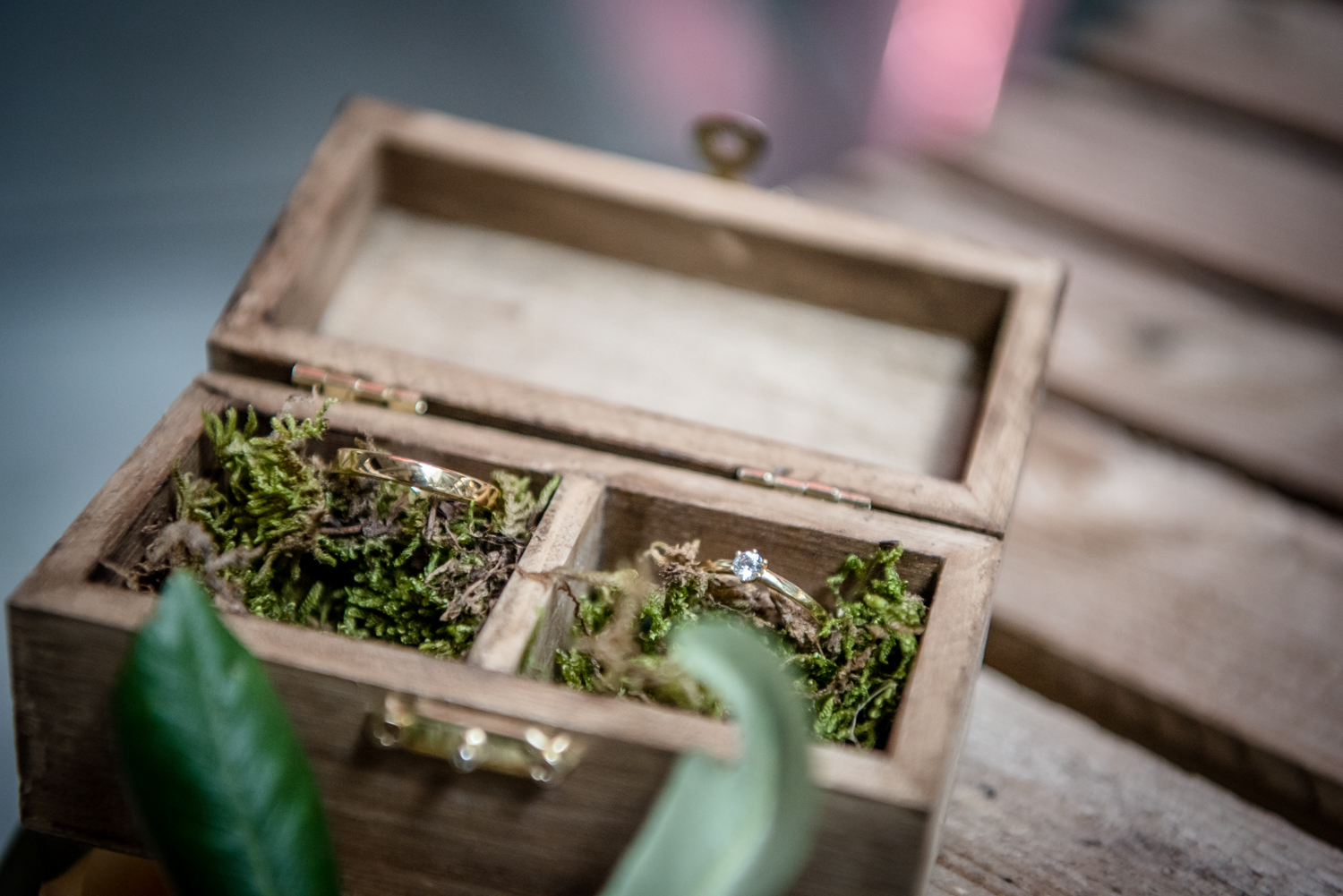 bakje met decoratie bruiloft