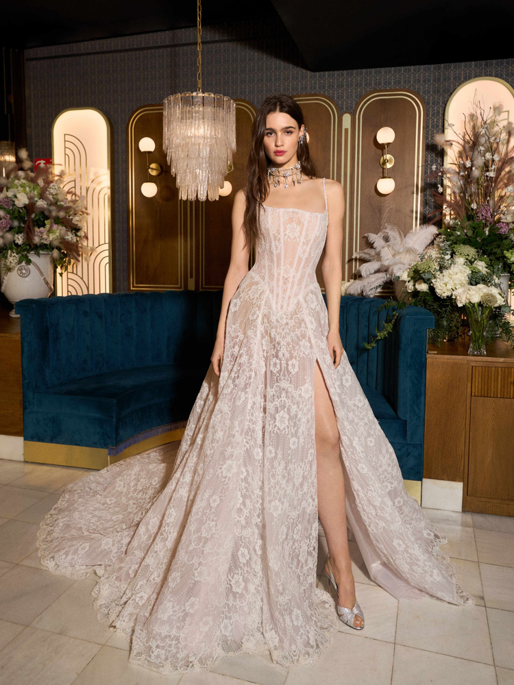 Kanten trouwjurk Tonic van Galia Lahav met see-through korset en split, vooraanzicht. Exclusief bij Bruidshuis Diana.