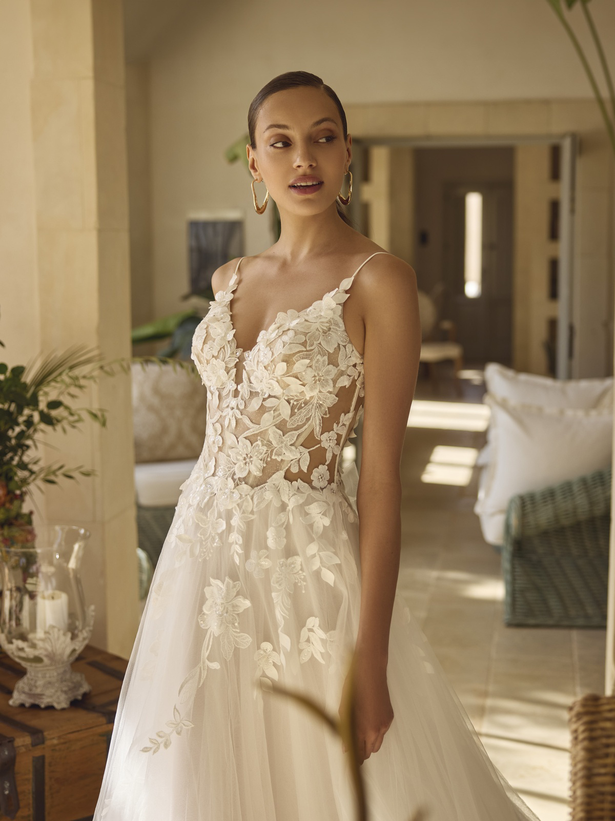 A-lijn trouwjurk Galaxy van Modeca met V-hals en see-through lijfje met 3D-bloemenkant. Romantisch vooraanzicht.