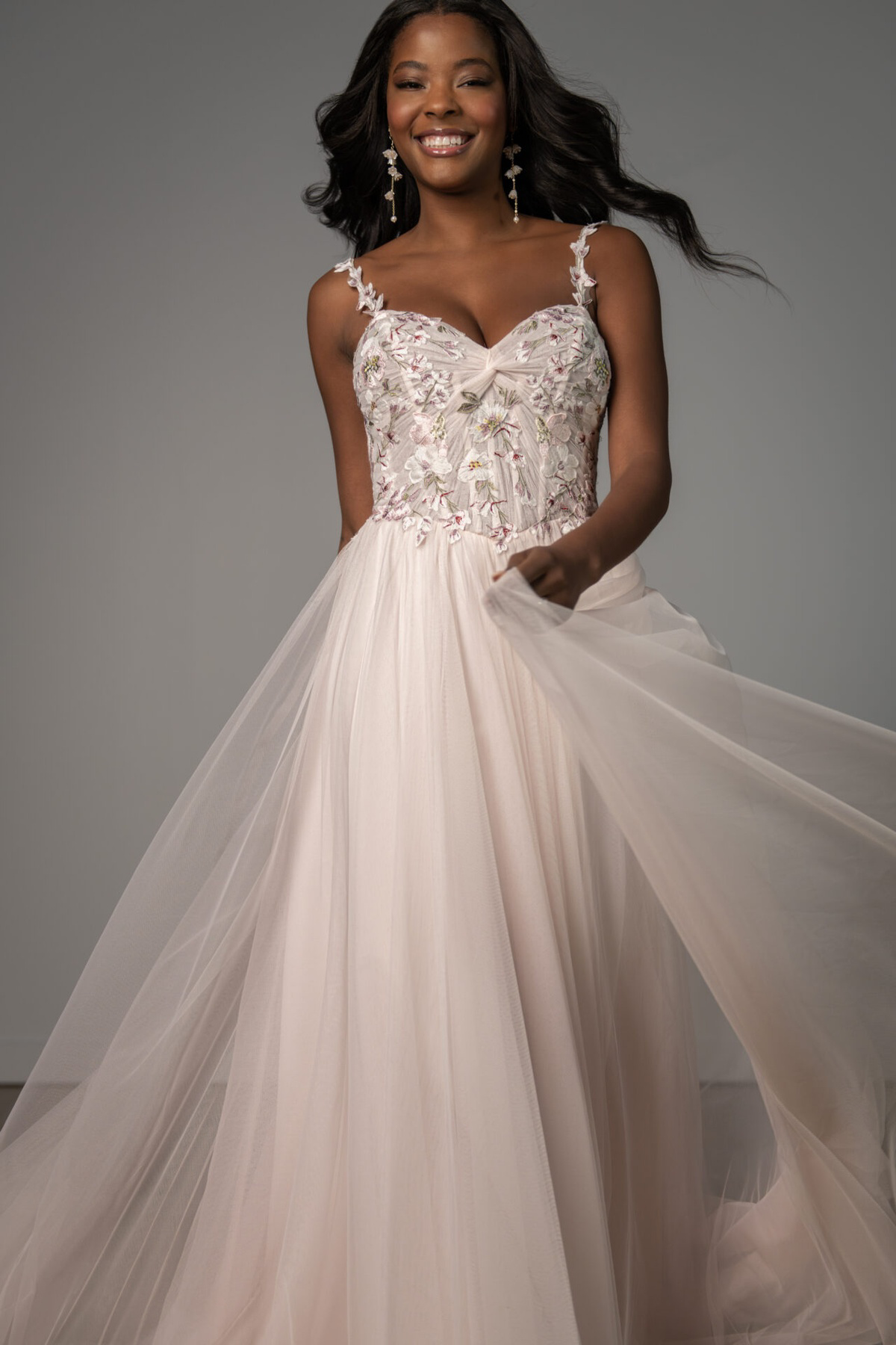 A-lijn trouwjurk 8113 van Stella York met kleurrijk bloemenborduurwerk op het lijfje. Vooraanzicht van de romantische jurk.