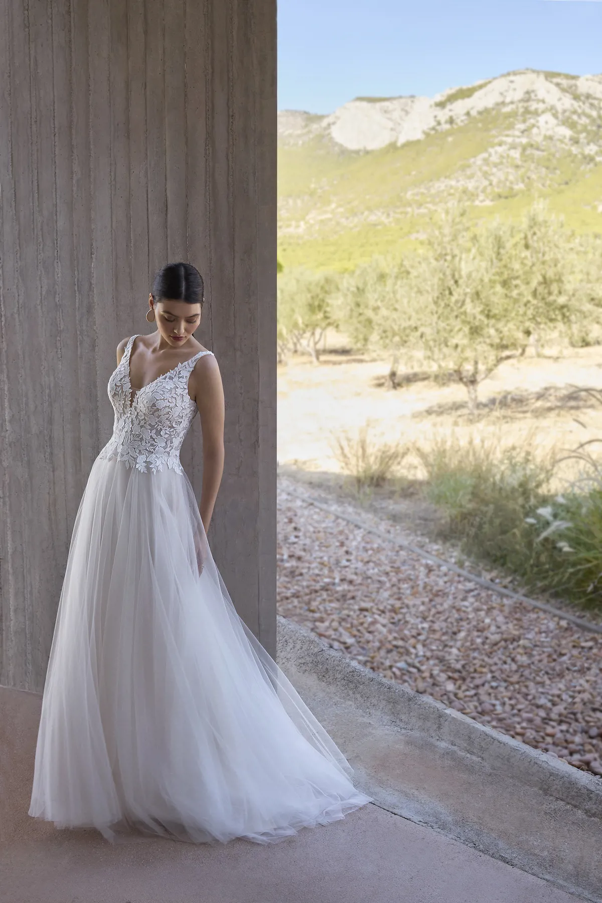 A-lijn trouwjurk L1178 Orea sposa met V-hals en kanten lijfje. Vooraanzicht van de bruidsjurk met een flowy tule rok.