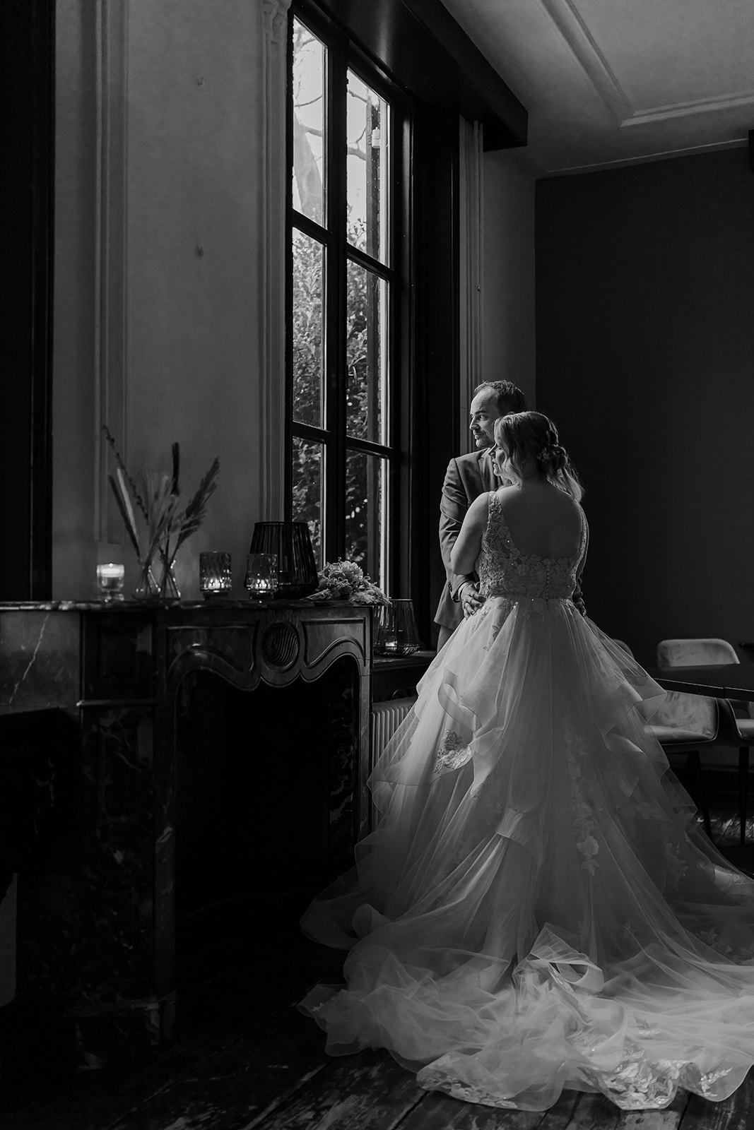 3.	real bride chantal verleg in een romantische ballgown trouwjurk liefdevol omarmd door sander