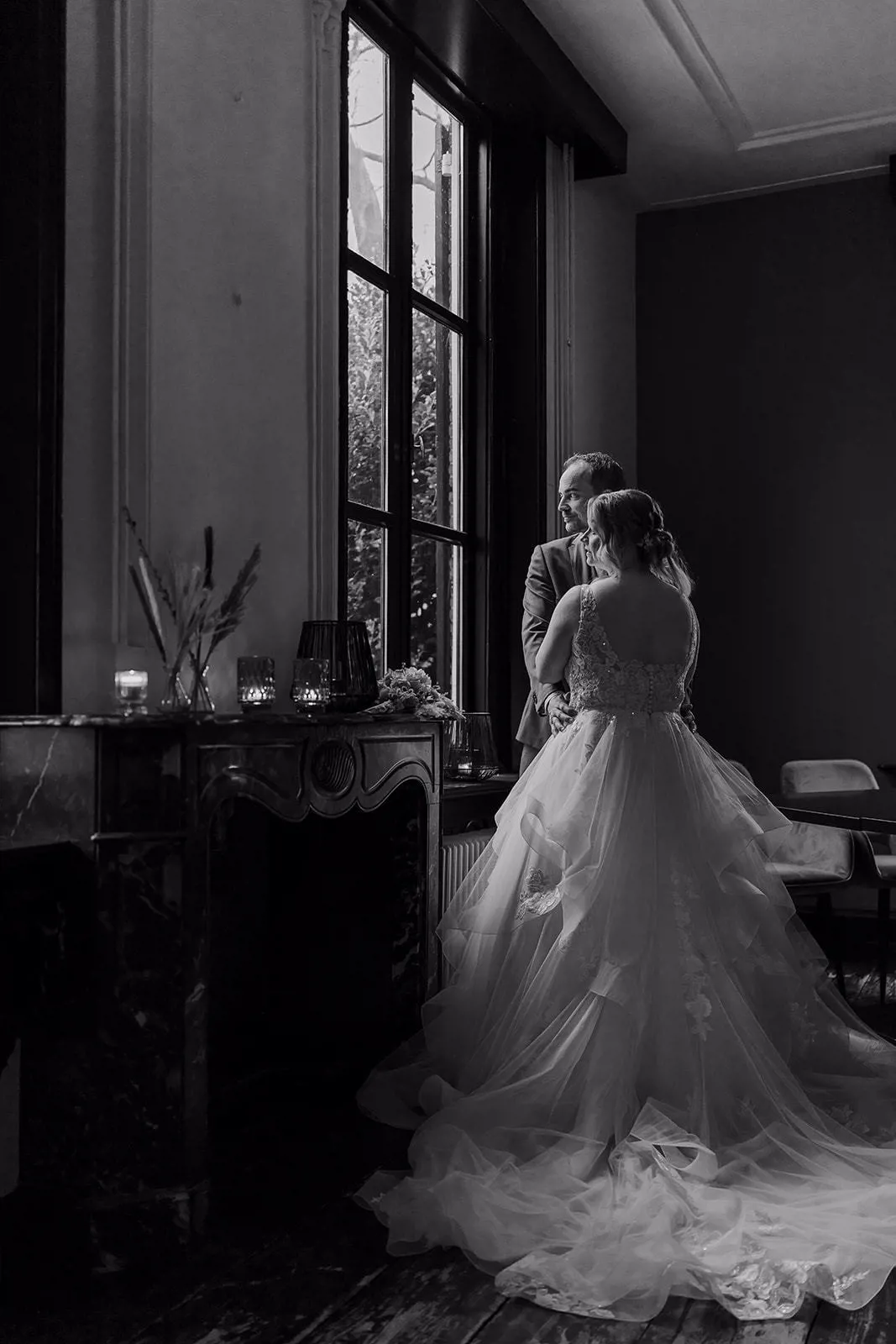 3.	real bride chantal verleg in een romantische ballgown trouwjurk liefdevol omarmd door sander