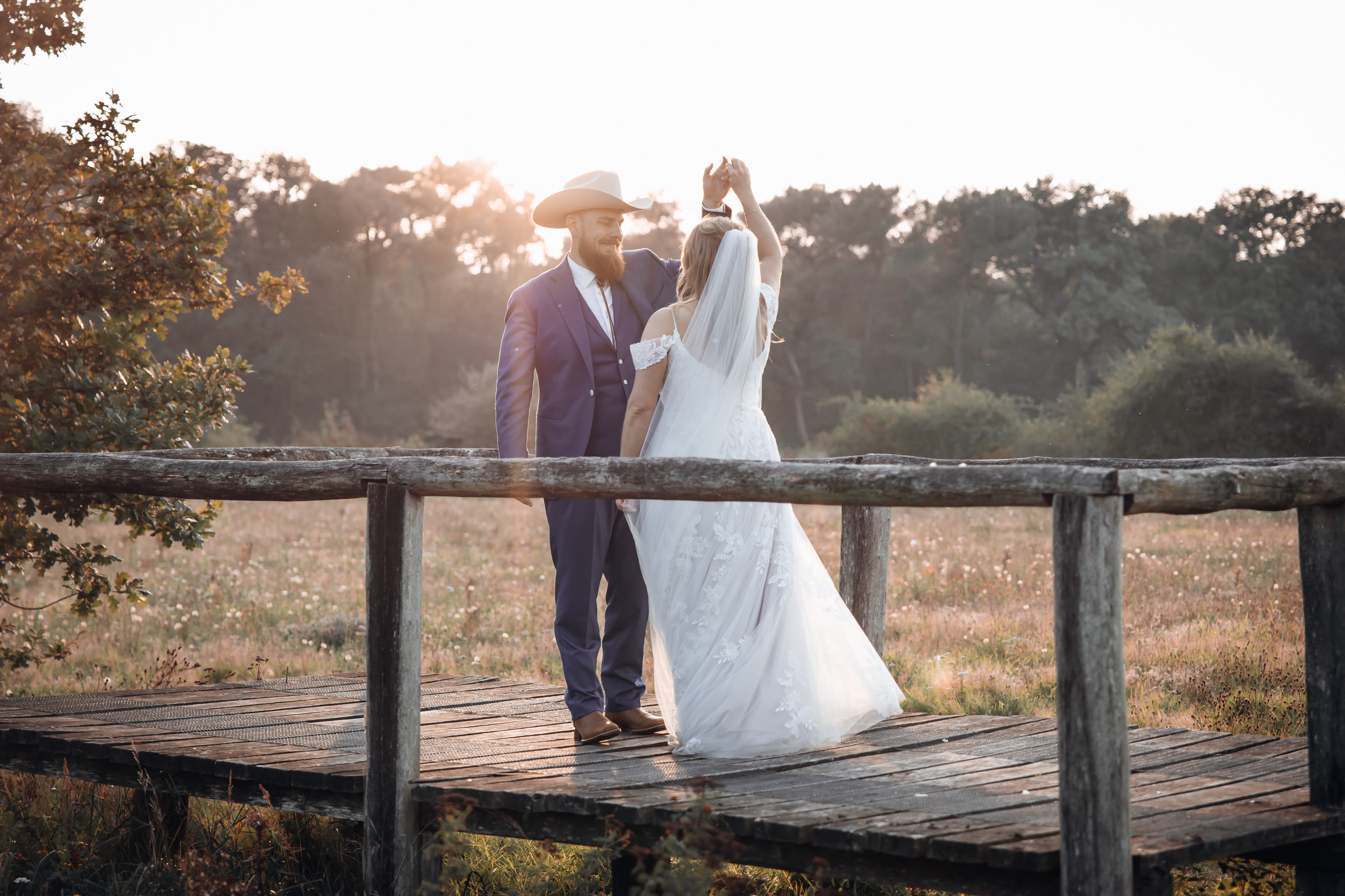 bregje in haar trouwjurk met haar man