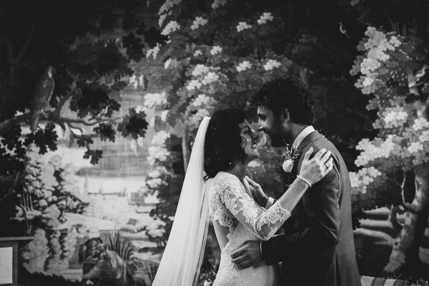 coco in haar trouwjurk met haar man