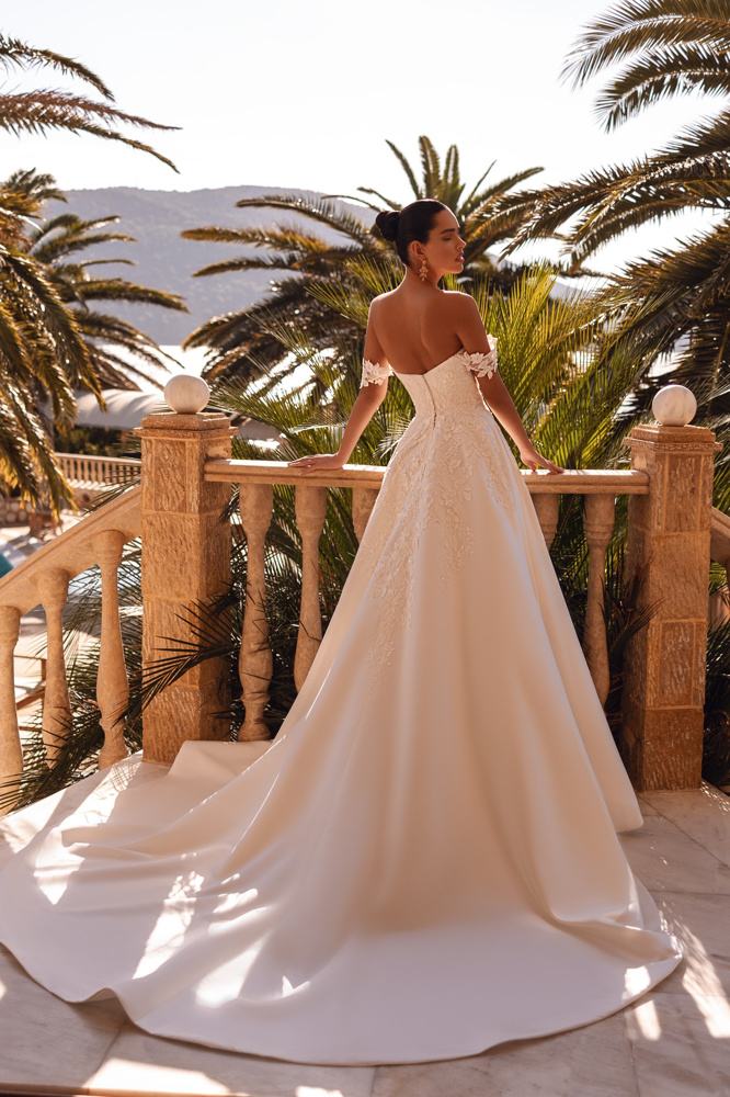 A-lijn trouwjurk 8255 van Cosmobella, achteraanzicht met lage rug, kanten off-shoulder kapmouwtjes en satijnen sleep.