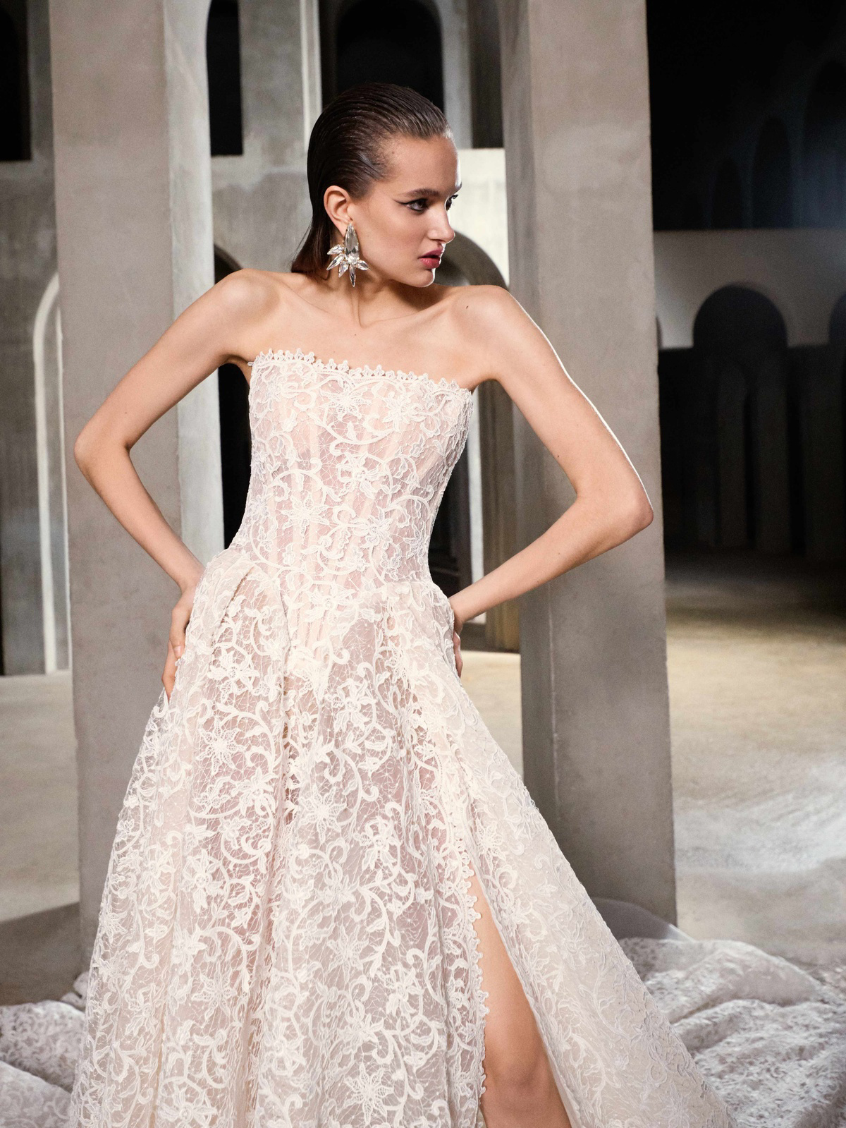 Strapless kanten trouwjurk Midnight van Galia Lahav. Zijaanzicht van het see-through korsetlijfje en de hoge split.