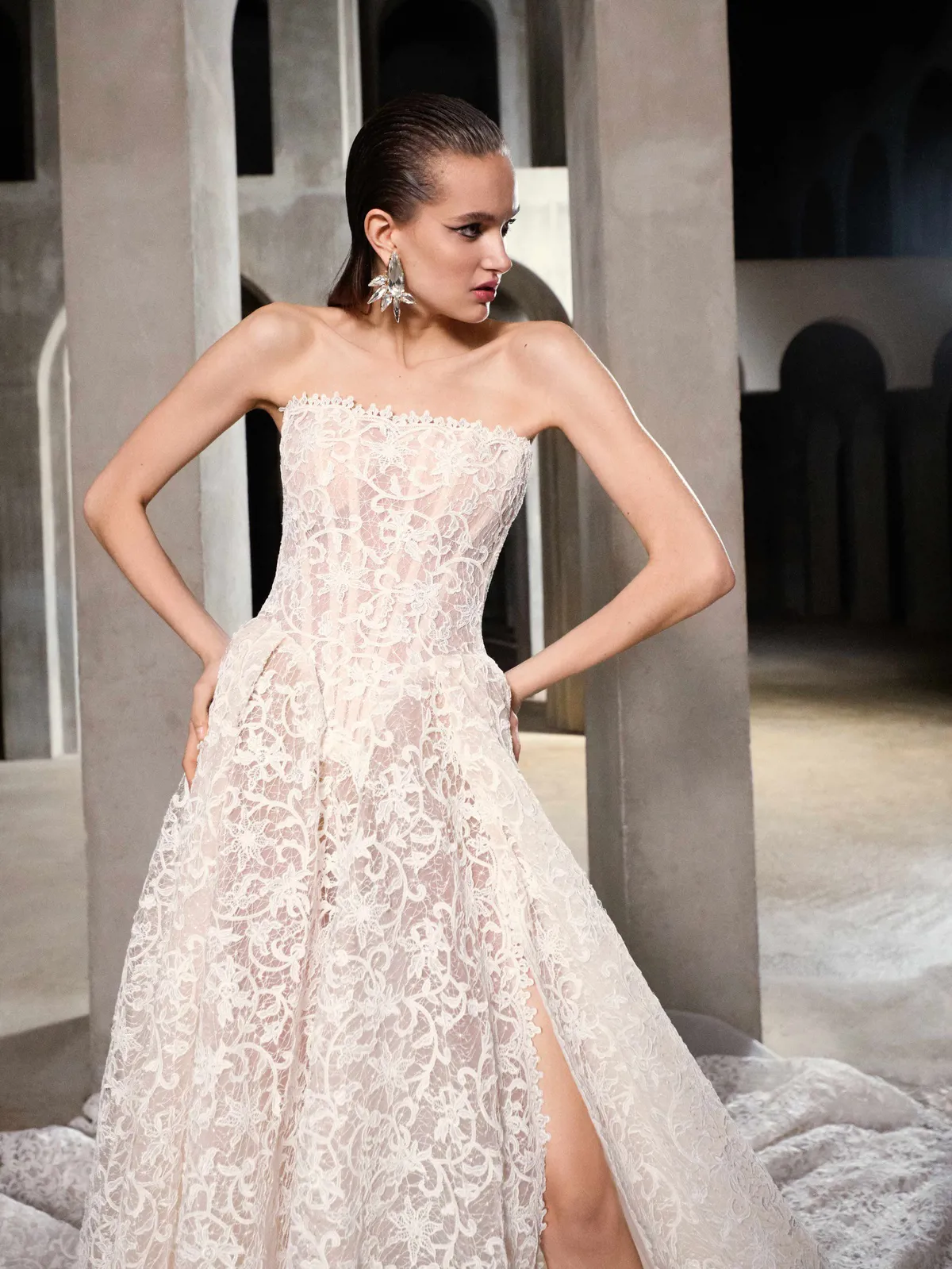 Strapless kanten trouwjurk Midnight van Galia Lahav. Zijaanzicht van het see-through korsetlijfje en de hoge split.