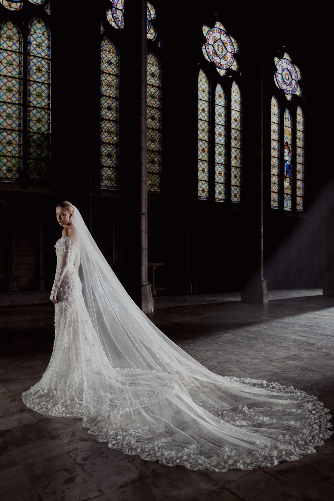 Zuhair Murad Mariage wedding dress Fall 2025 Look 3, lace fitted wedding dress with matching veil, available at Bruidshuis Diana