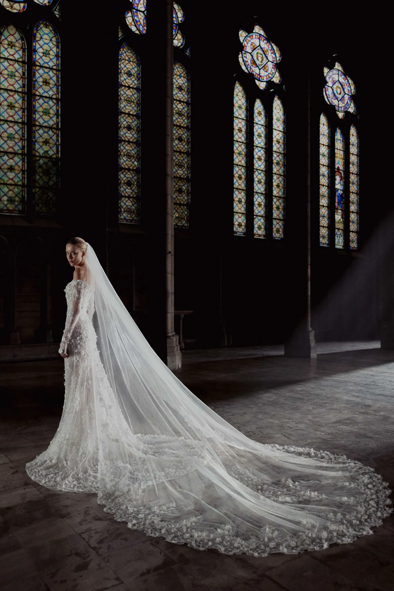 Zuhair Murad Mariage wedding dress Fall 2025 Look 3, lace fitted wedding dress with matching veil, available at Bruidshuis Diana