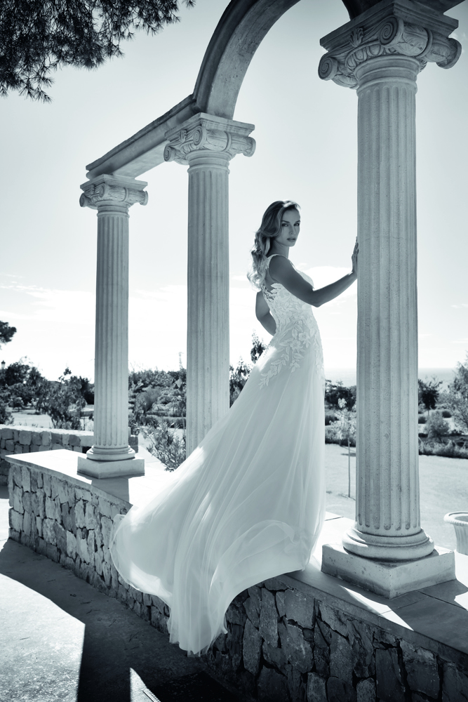 A-lijn trouwjurk Alba van Azuree met flowy tule rok. Zijaanzicht van het lijfje met romantisch kant en lage rug.