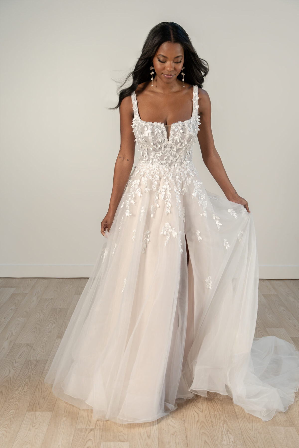 A-lijn trouwjurk 7965 van Stella York met 3D kant en een hoge split. Vooraanzicht van de romantische, flowy bruidsjurk.