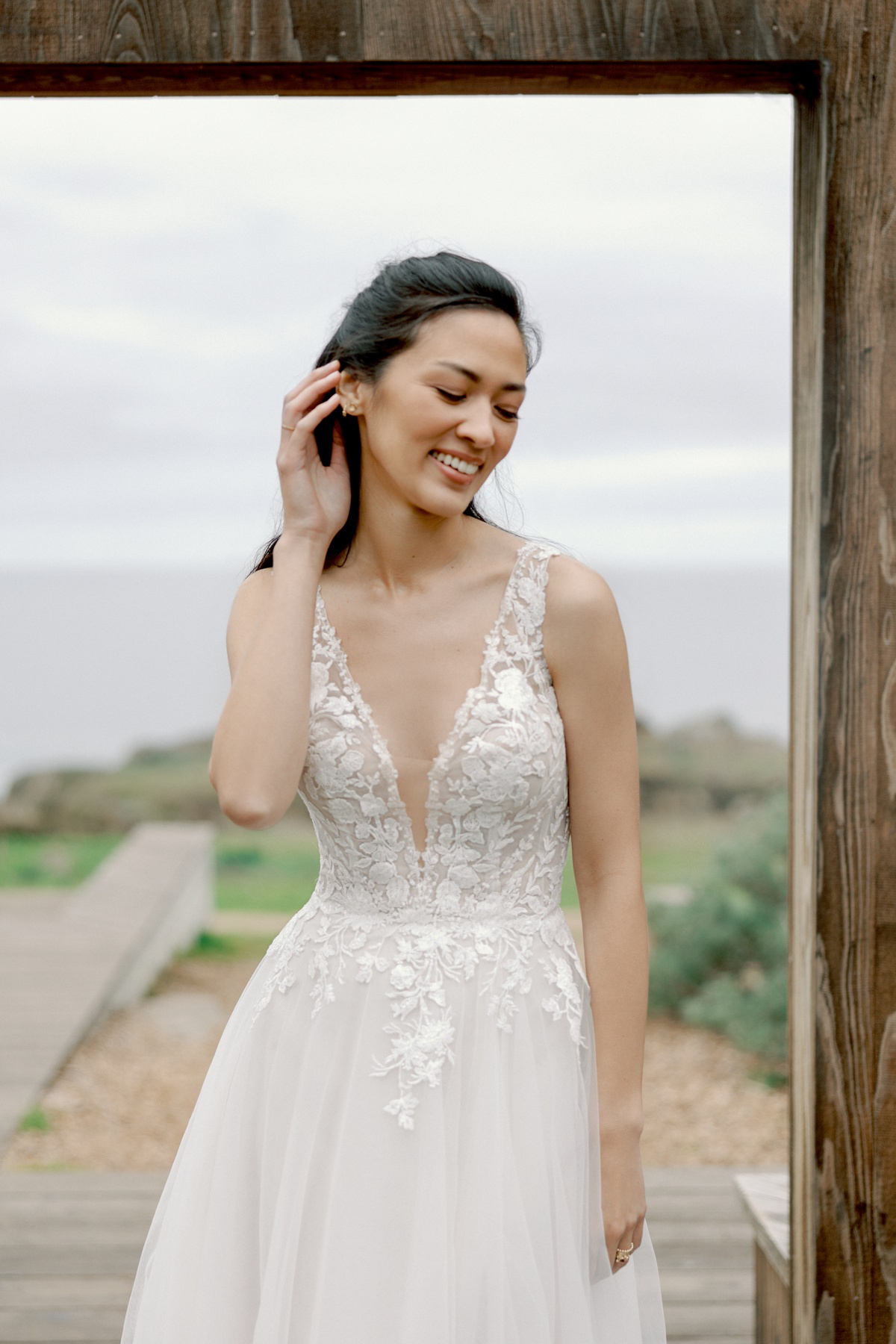 A-lijn trouwjurk met kant 11418 van Adore. Close-up van het lijfje met diepe V-hals en de flowy tule rok.