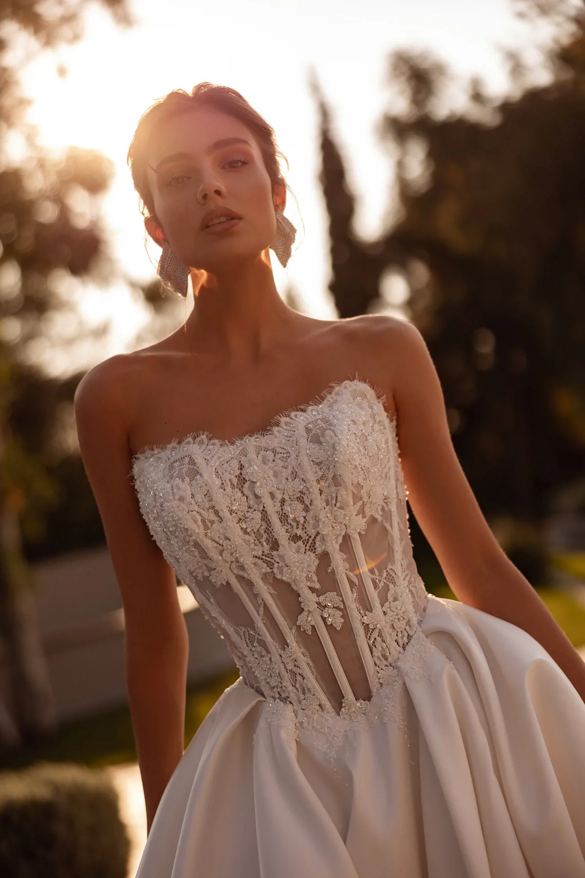Trouwjurk met korset 1518 van Demetrios. Close-up van het strapless see-through lijfje met luxe kant en glitters.