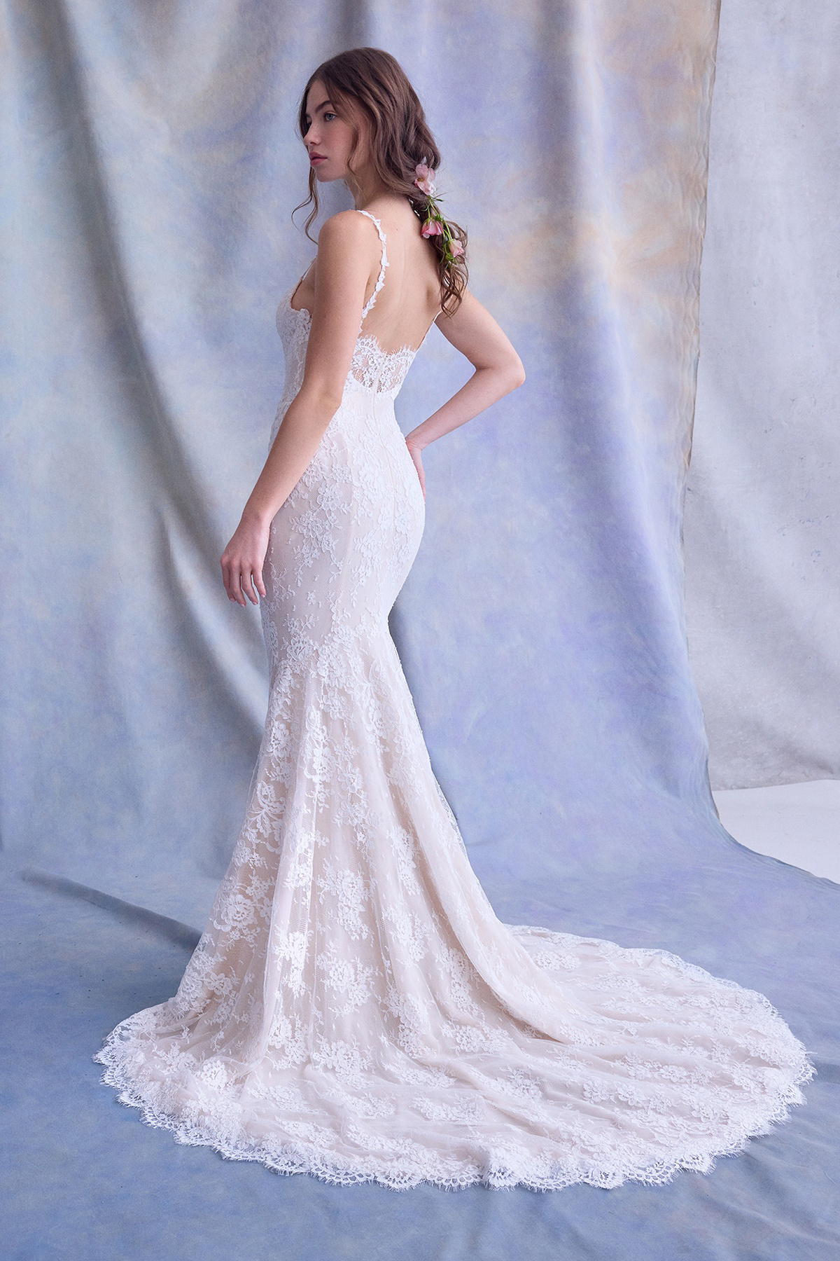 Trouwjurk zeemeermin FLORESH van Ines di Santo. Achteraanzicht van de lage rug en de lange, volledig kanten sleep.