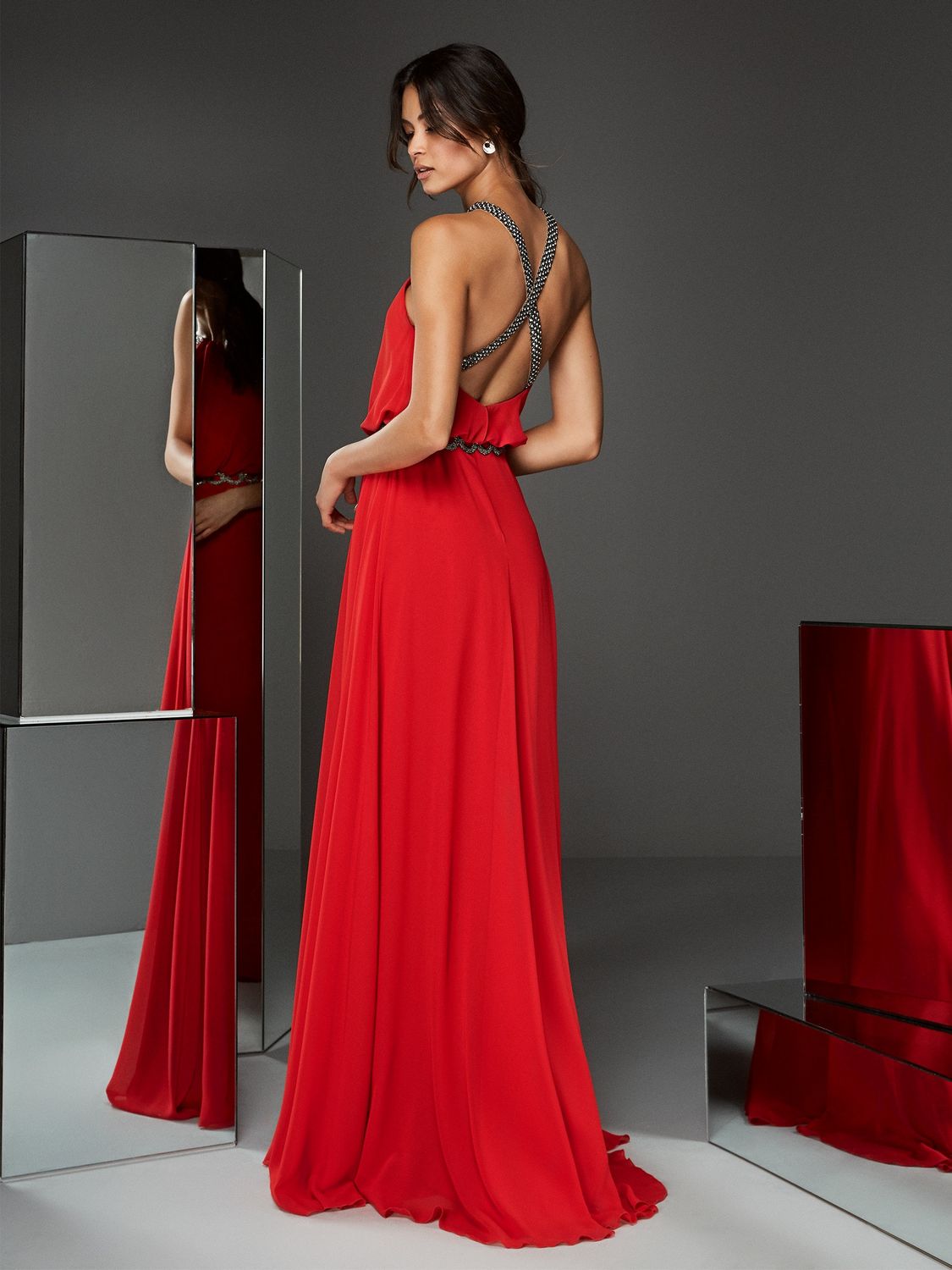 vrouw met jurk in het rood