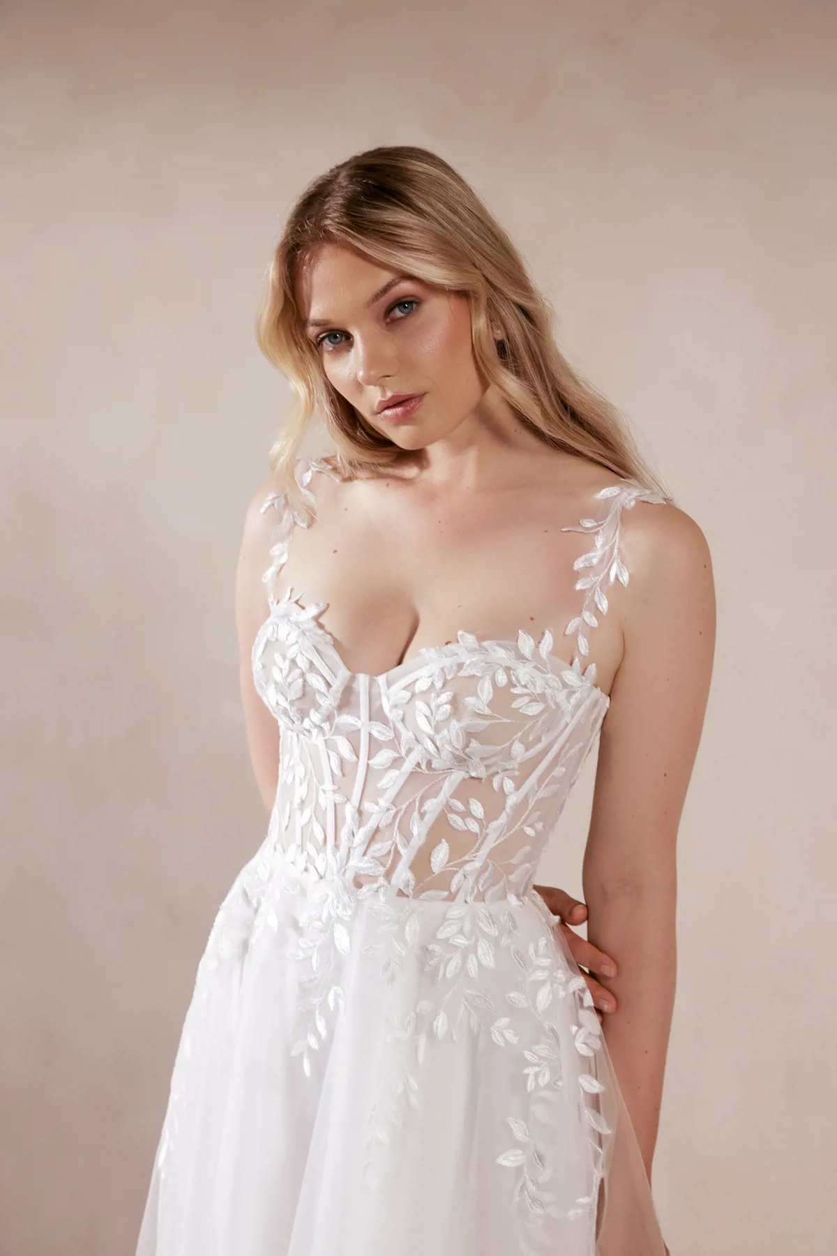Trouwjurk Seraphina van Adore close-up met see-through korsetlijfje en kanten bladeren op de schouderbandjes.