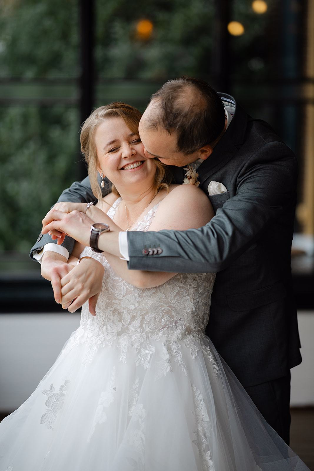 2. real bride chantal verleg in een romantische ballgown trouwjurk samen met sander