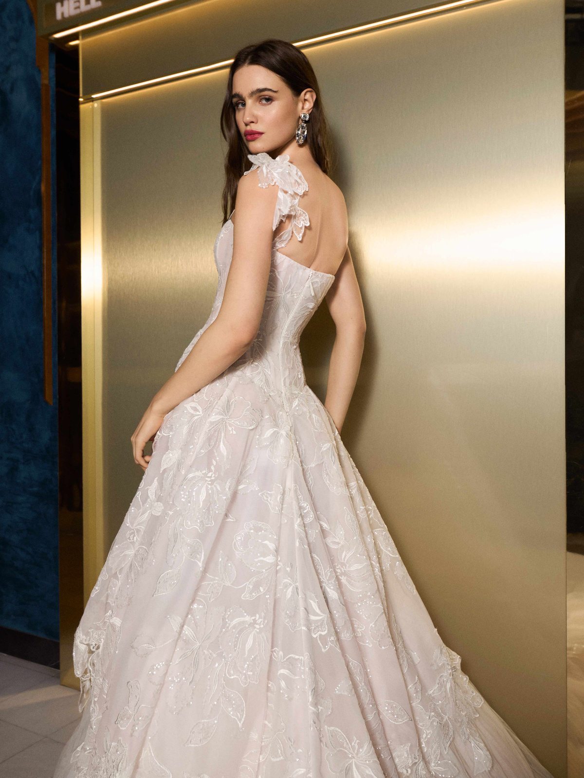 Trouwjurk Bellini van Galia Lahav zijaanzicht. Romantische A-lijn met 3D kanten kapmouwtje en geborduurd bloemenpatroon.