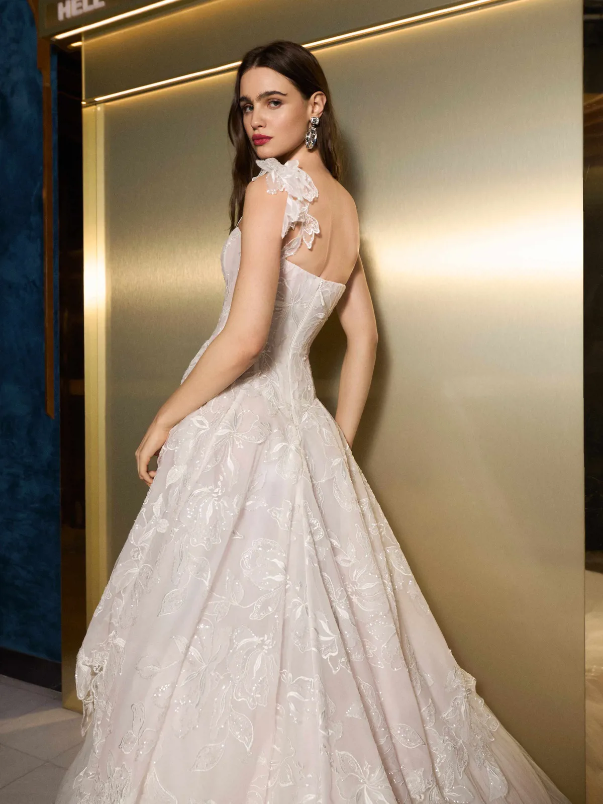 Trouwjurk Bellini van Galia Lahav zijaanzicht. Romantische A-lijn met 3D kanten kapmouwtje en geborduurd bloemenpatroon.