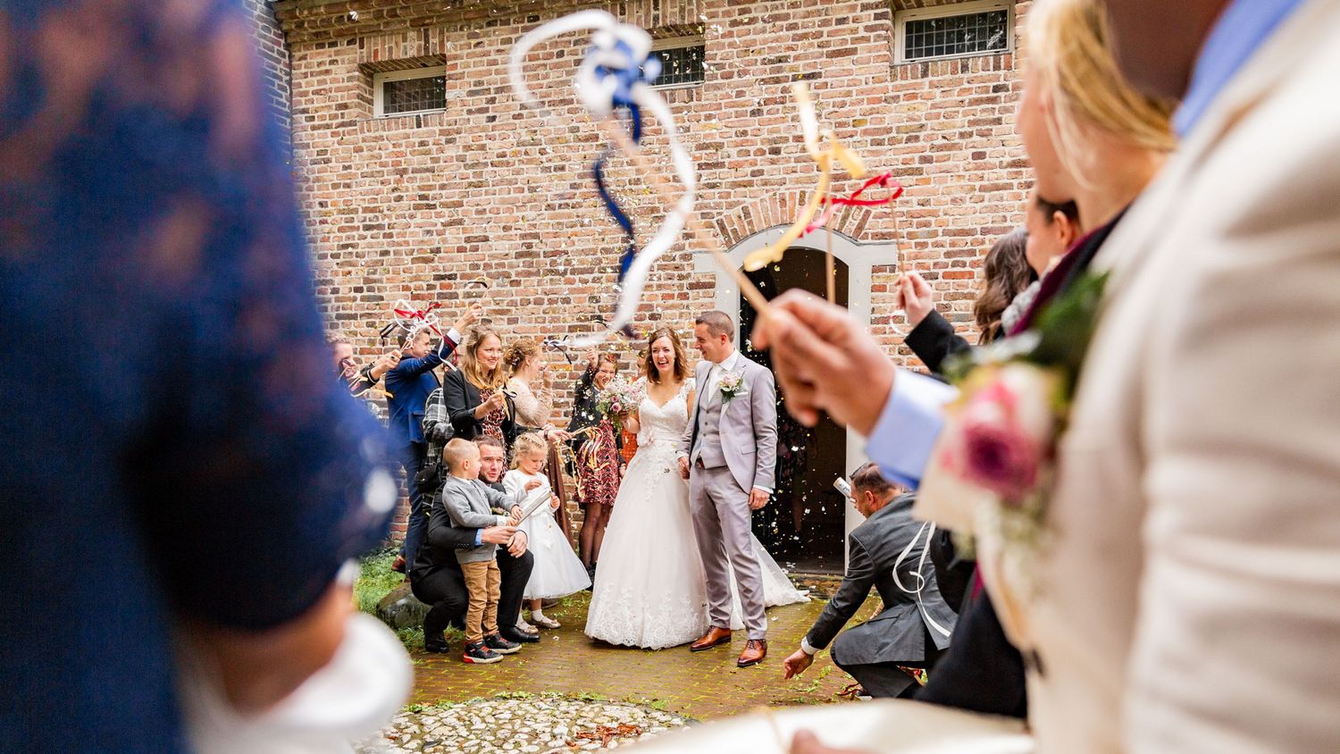 marjolein in haar trouwjurk met haar man