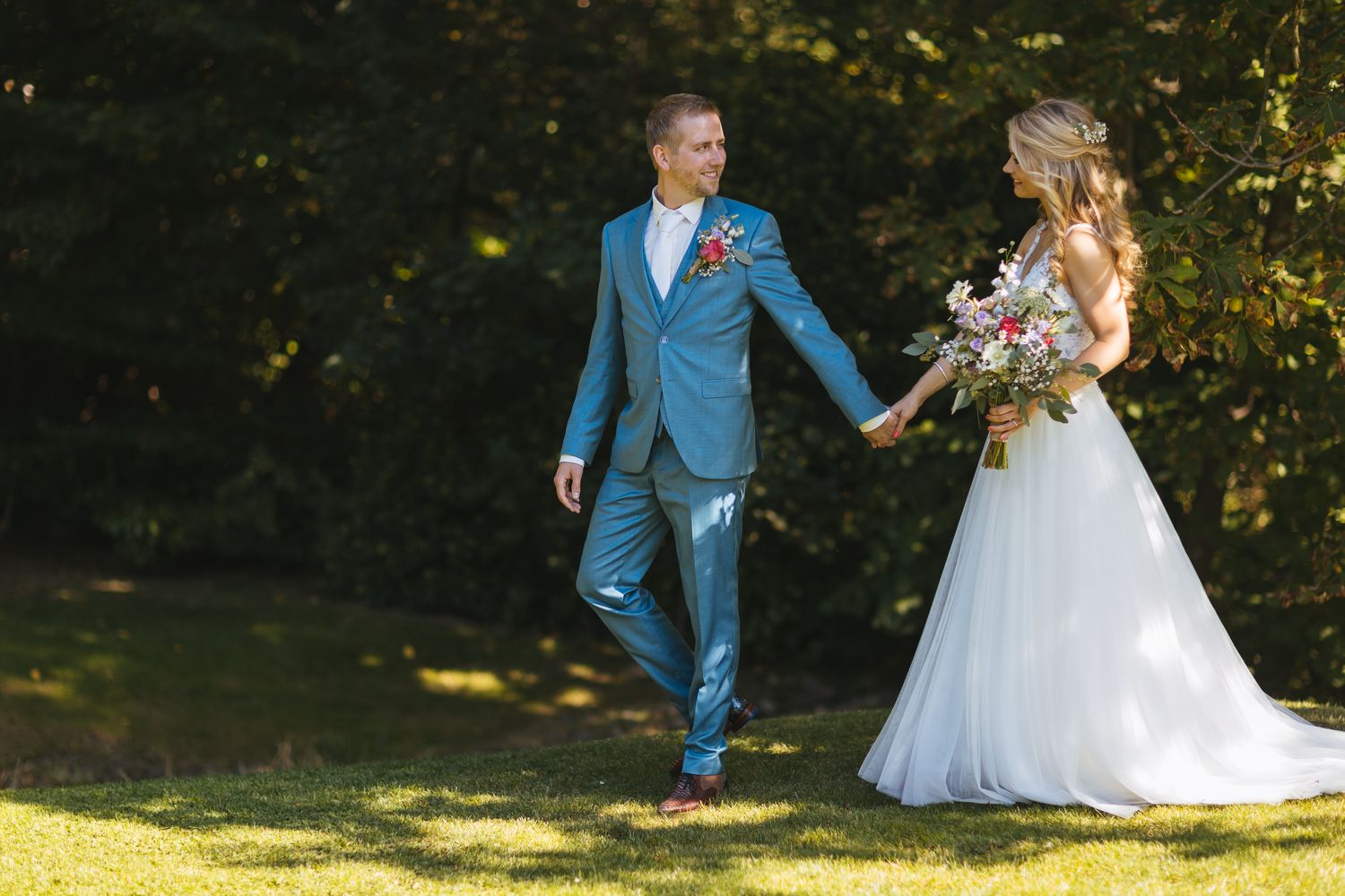 kim wandelt in bruidsjurk