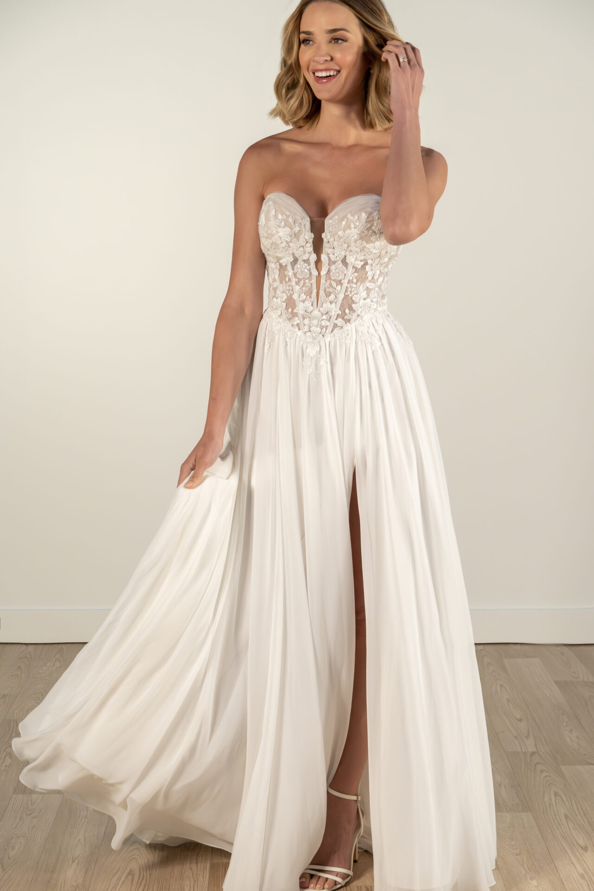 A-lijn trouwjurk 8027 van Stella York met split en see-through korsetlijfje met kant. Vooraanzicht van de flowy rok.