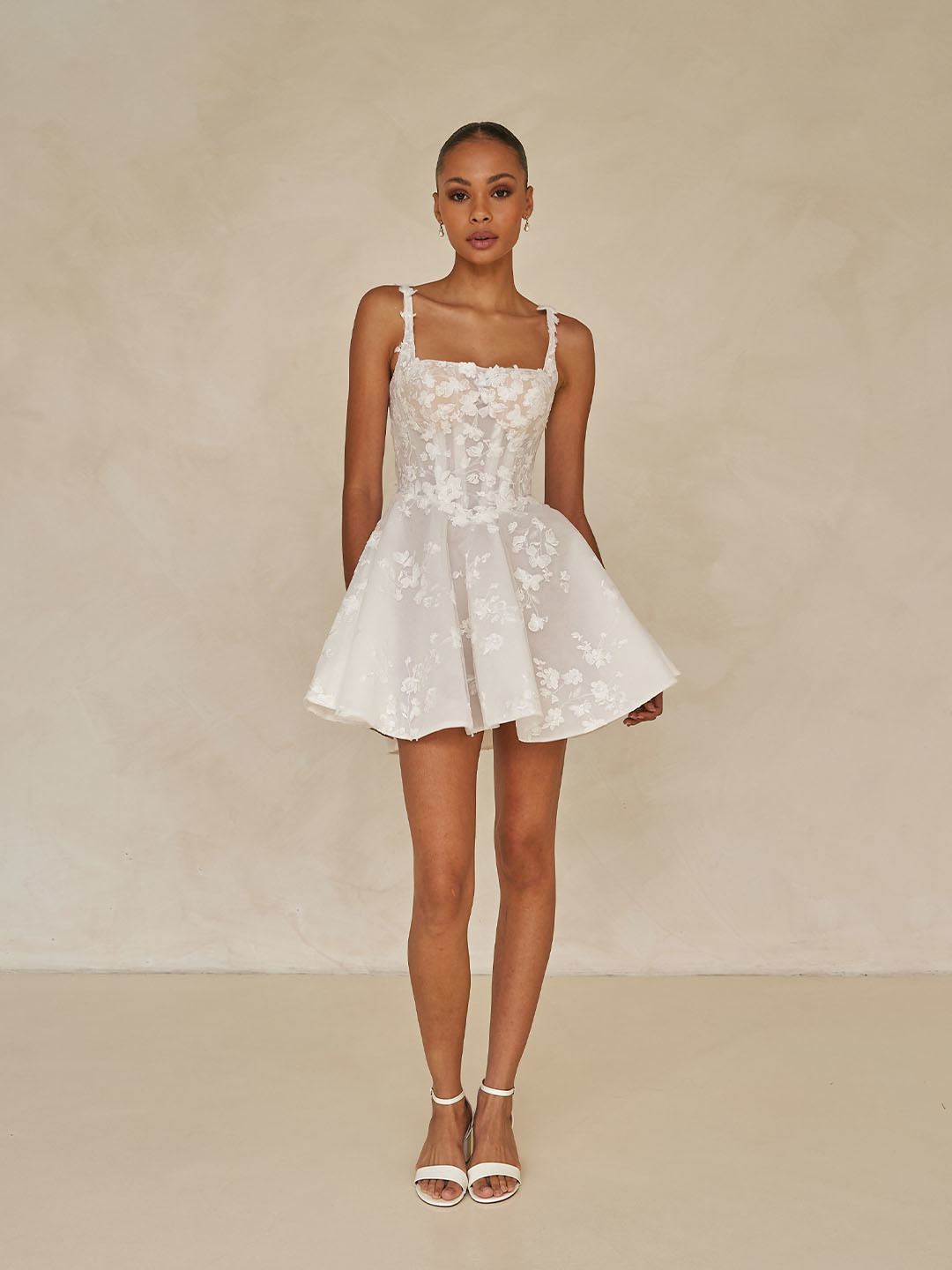 Korte trouwjurk WAVERLY van Ines di Santo, een 'second dress' met kanten korset, vooraanzicht, exclusief bij Bruidshuis Diana.