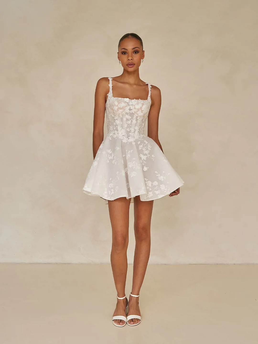 Korte trouwjurk WAVERLY van Ines di Santo, een 'second dress' met kanten korset, vooraanzicht, exclusief bij Bruidshuis Diana.
