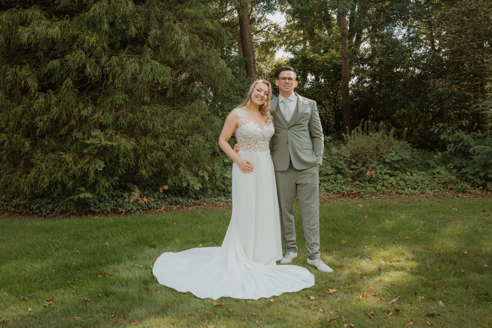 real bride sanne rosmulder in een romantische a-lijn trouwjurk samen met haar partner