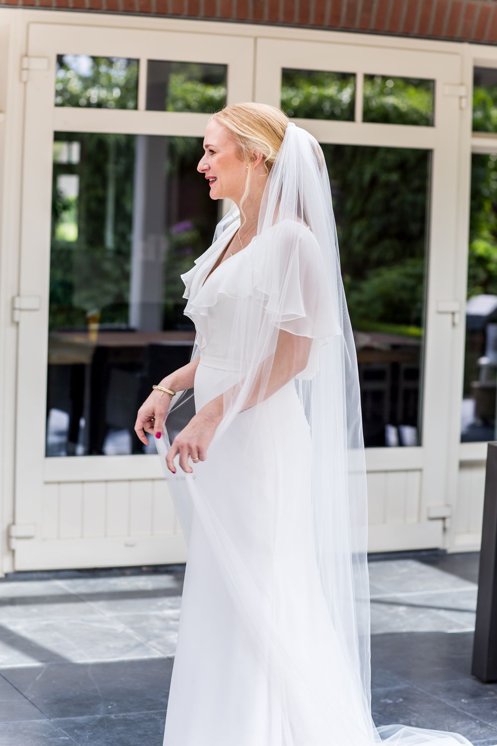 Nienke in trouwjurk van rechts