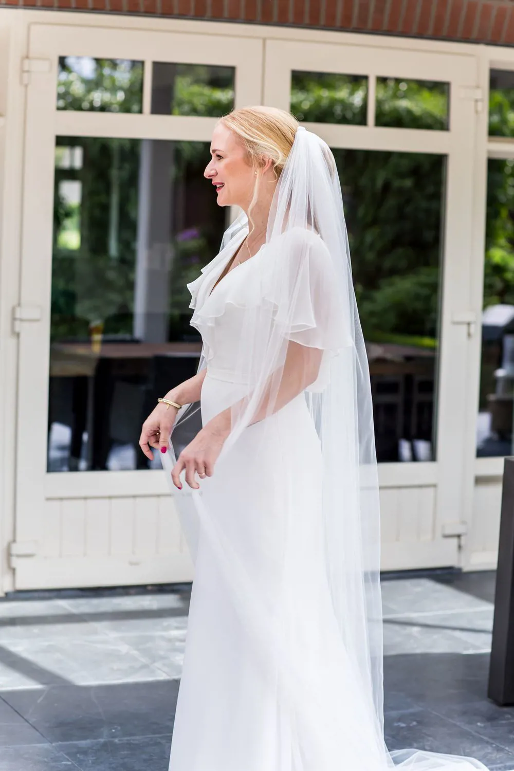 Nienke in trouwjurk van rechts