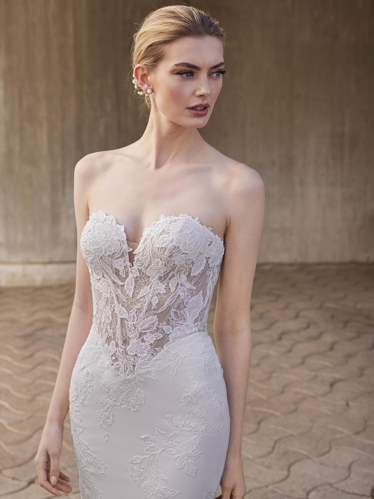 Trouwjurk met kant Anok van Pronovias. Close-up van het strapless, see-through korsetlijfje met sweetheart halslijn.