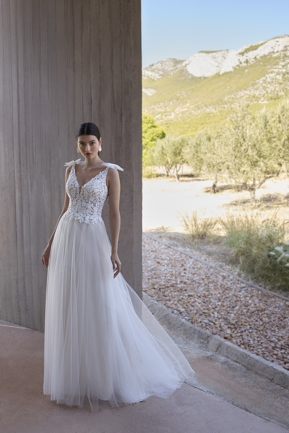 A-lijn trouwjurk L1178 van Orea sposa met kanten lijfje en V-hals. Vooraanzicht van de romantische bruidsjurk met tule rok.